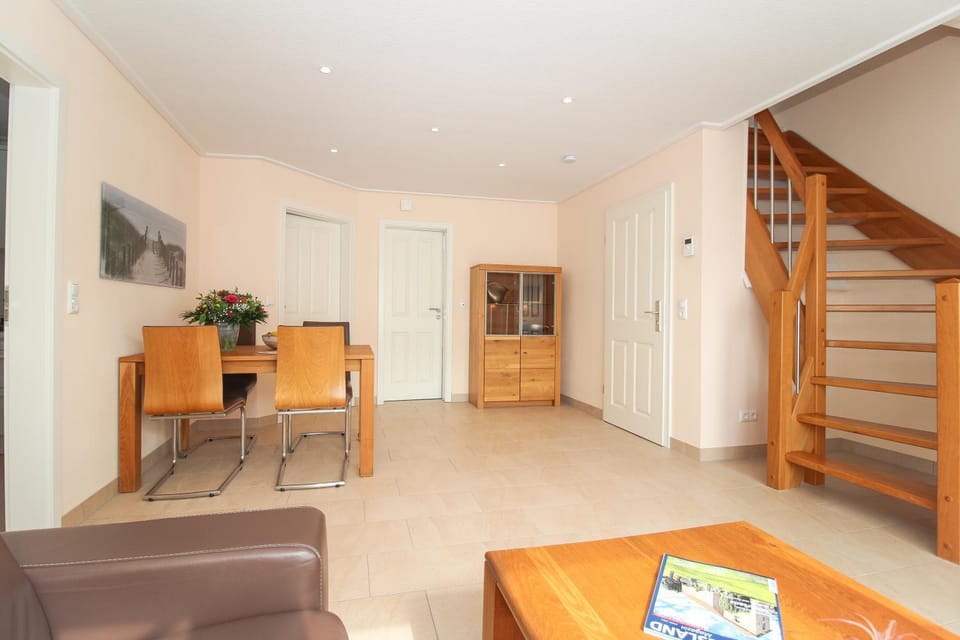 Photo of the whole room, Dining area
