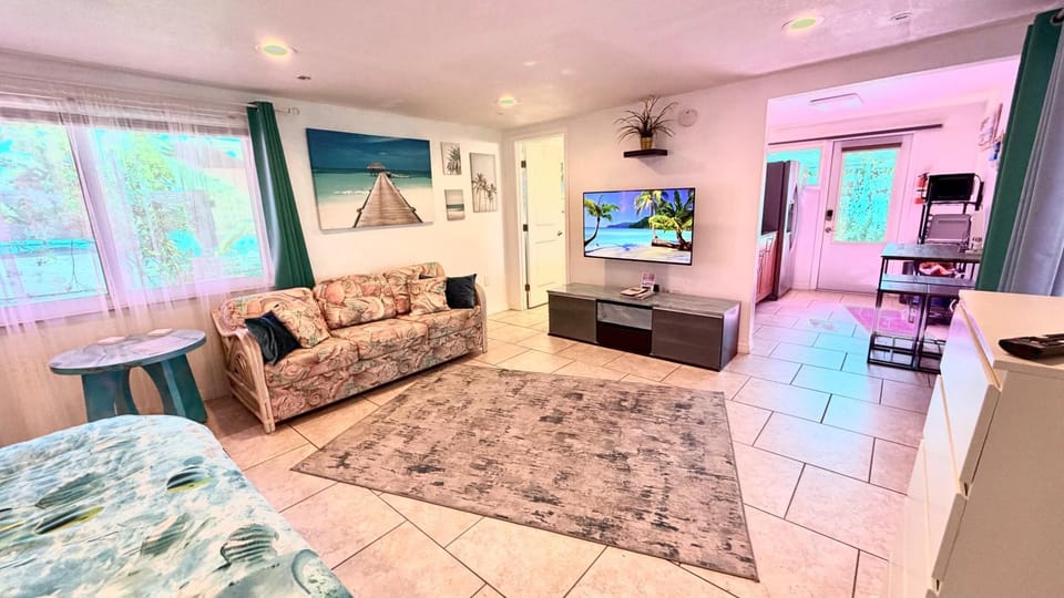 TV and multimedia, Living room, Seating area, Bedroom