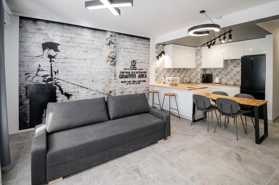 Kitchen or kitchenette, Living room, Seating area, Dining area