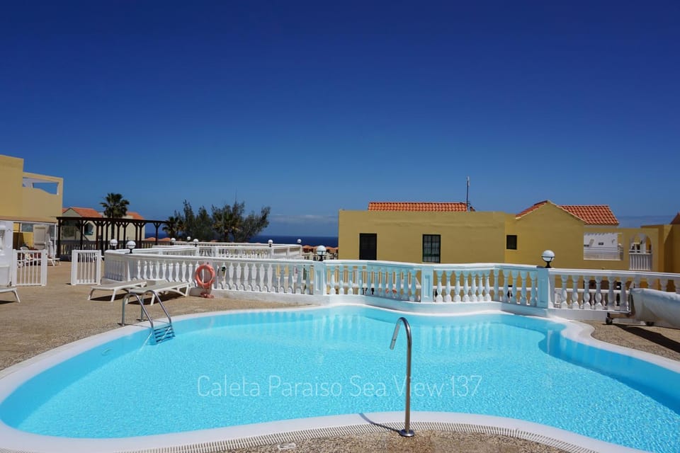 Solarium, Sea view, Swimming pool, sunbed