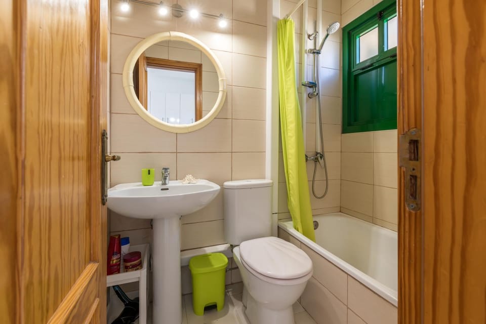 Shower, Toilet, Bathroom, Bath, towels