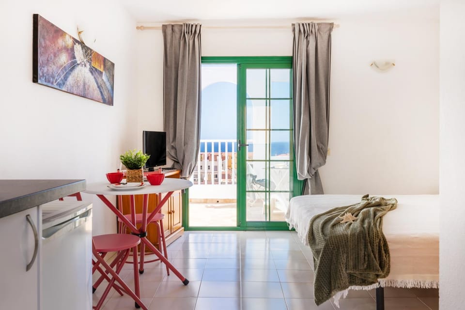 Bed, TV and multimedia, View (from property/room), Balcony/Terrace, Kitchen or kitchenette, Living room, Photo of the whole room, Seating area, Dining area, Bedroom