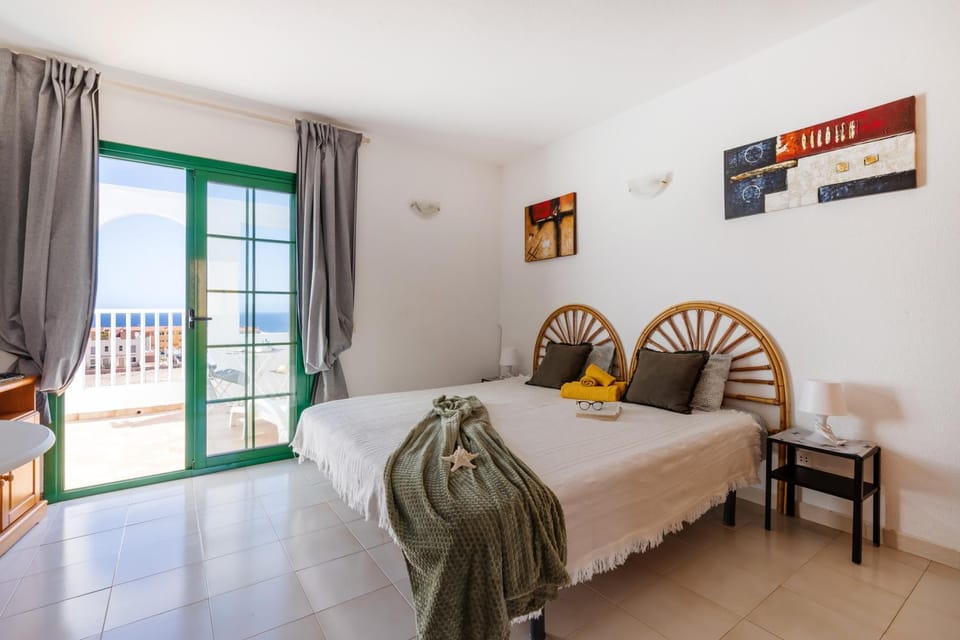 Bed, Living room, Photo of the whole room, Bedroom, towels