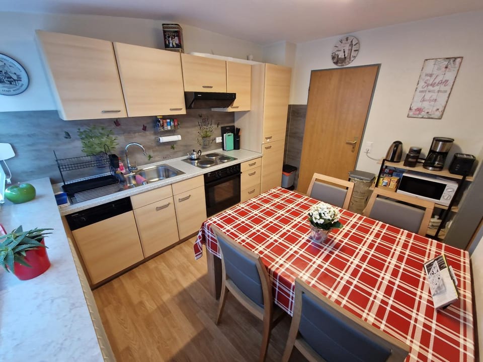 Coffee/tea facilities, Kitchen or kitchenette, Seating area, Dining area, stove, toaster