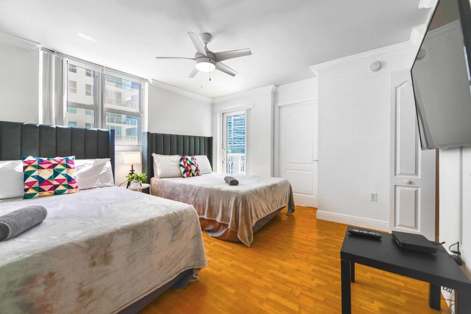 Bed, TV and multimedia, Bedroom, towels