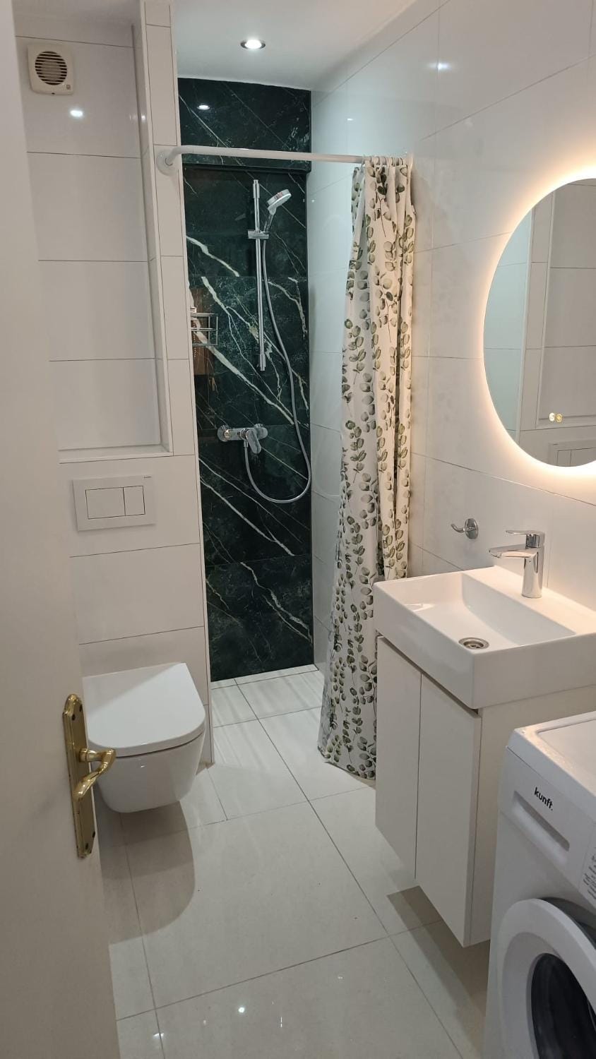 Shower, Toilet, Bathroom, towels, washing machine