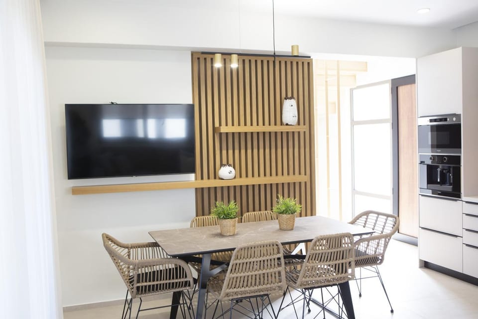 Communal lounge/ TV room, TV and multimedia, Dining area