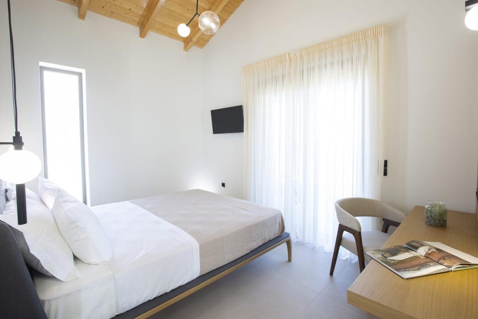 Bed, TV and multimedia, Photo of the whole room, Bedroom