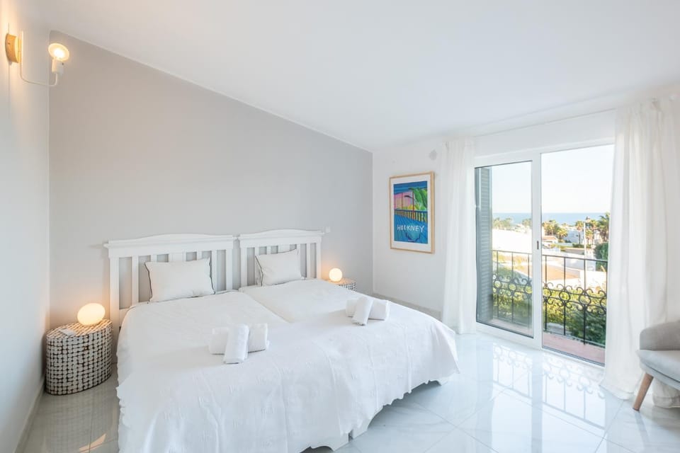 Beach Praia - Sleep 5 - Pool - Free wi-fi - Air Con Apartment in Guia