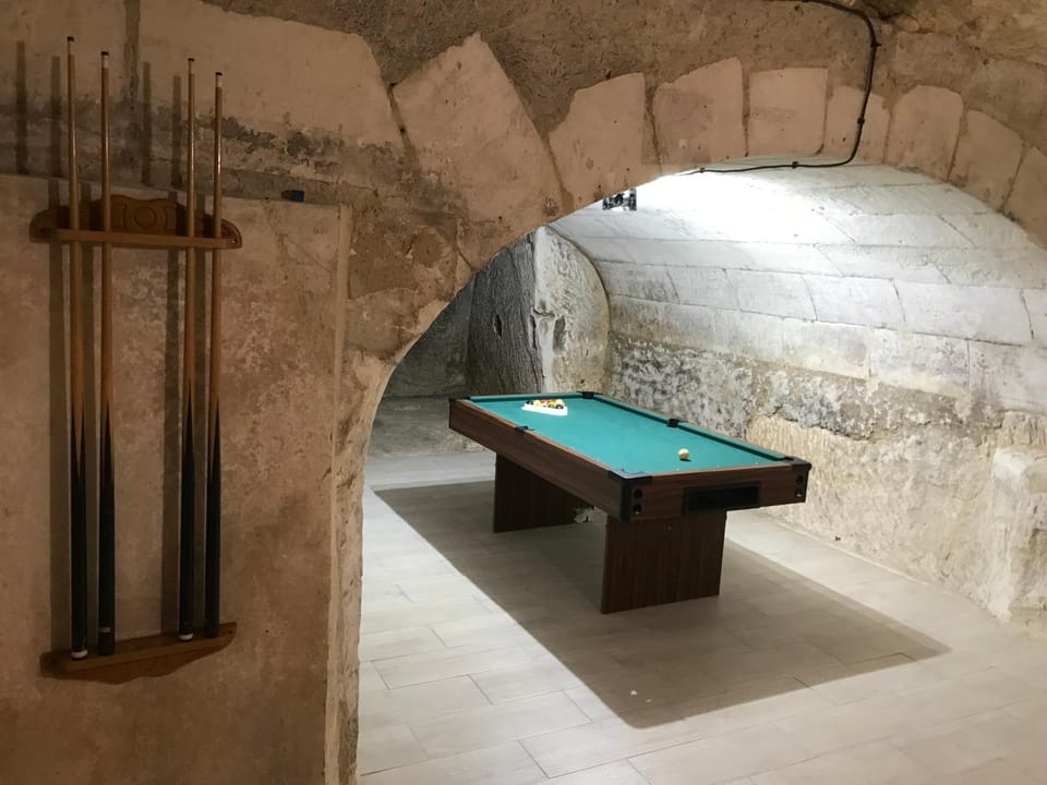 Billiard, Game Room