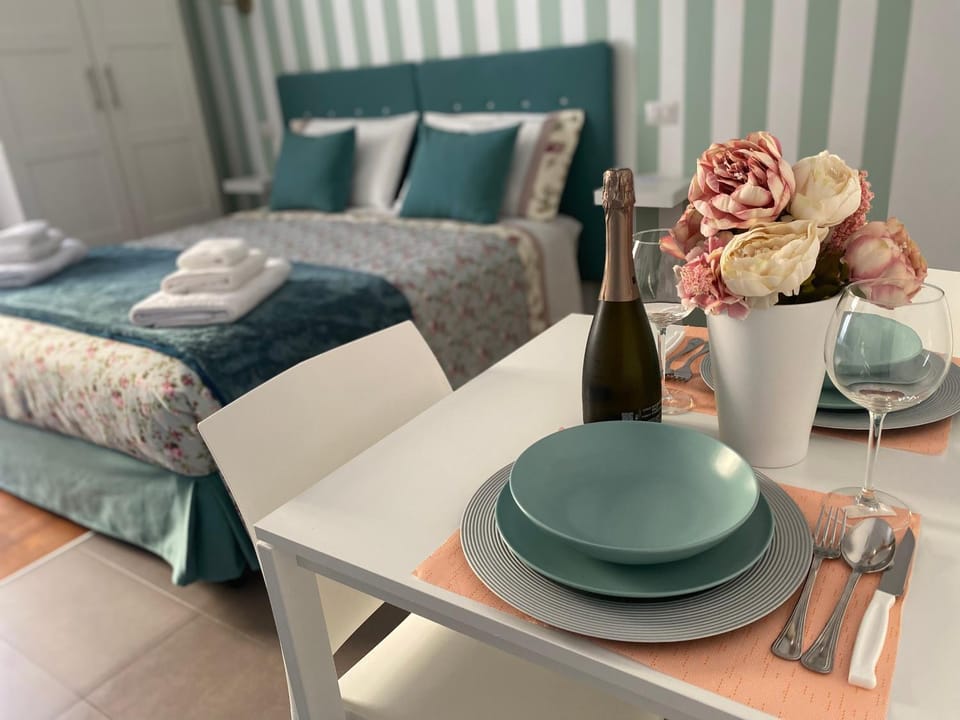 Bed, Photo of the whole room, Dining area, Bedroom, Food