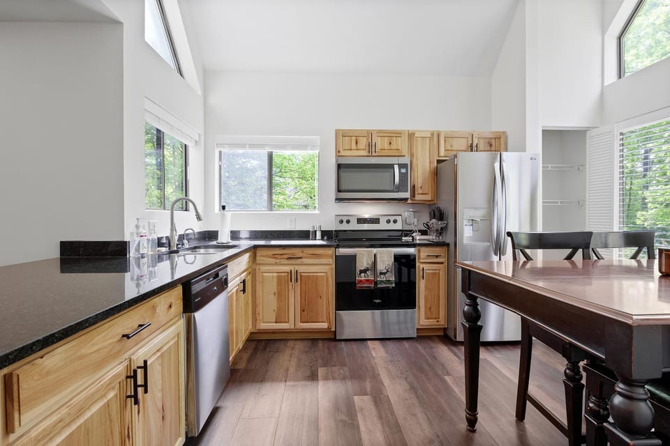 Charming Getaway l recently renovated l Hidden Valley l 4BR+3Bath l Hot Tub House in Pennsylvania