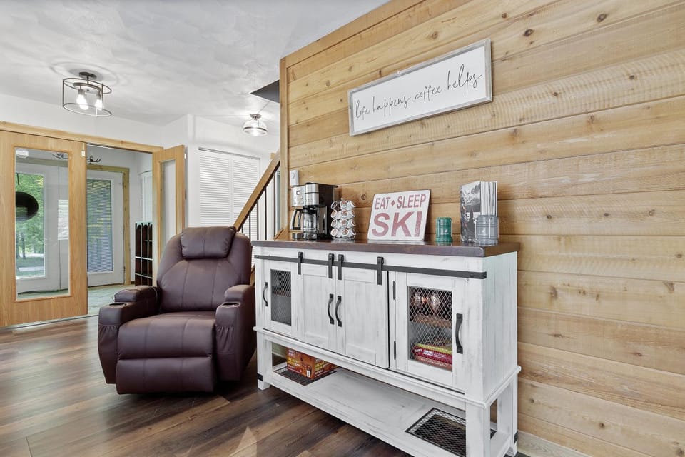 Charming Getaway l recently renovated l Hidden Valley l 4BR+3Bath l Hot Tub House in Pennsylvania