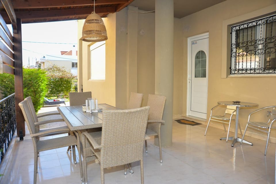 Patio, Day, Balcony/Terrace, Dining area