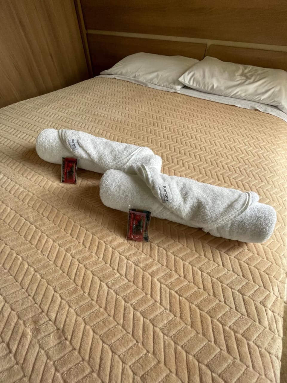 Bedroom, towels