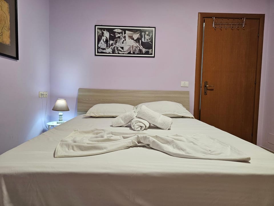 Bed, Photo of the whole room, Bedroom, towels