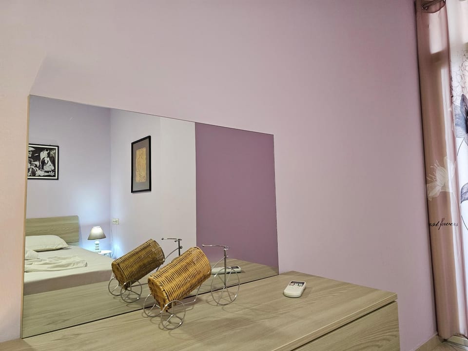 Bed, Food and drinks, Photo of the whole room, Dining area, Bedroom