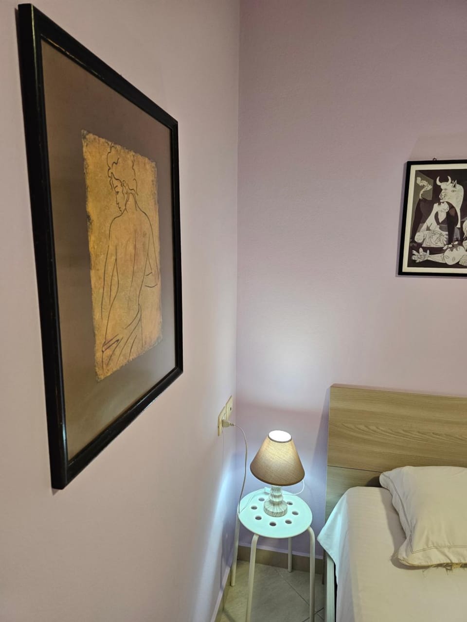 Bed, Photo of the whole room, Decorative detail, Bedroom