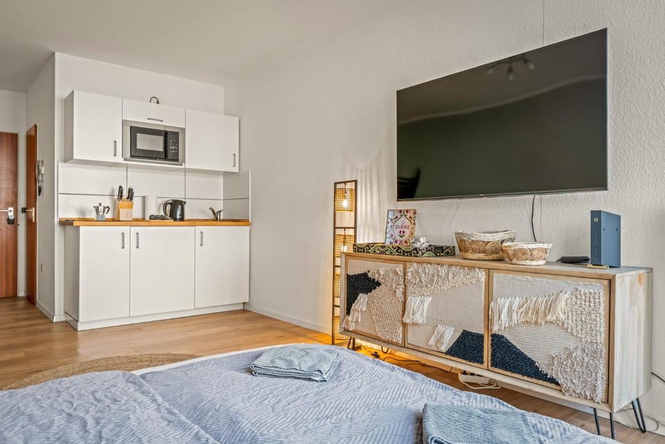 TV and multimedia, Kitchen or kitchenette, Living room, Photo of the whole room, storage