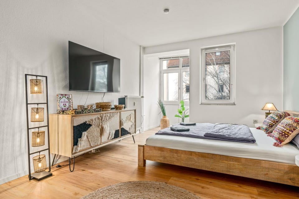 Bed, TV and multimedia, Photo of the whole room, Bedroom, storage