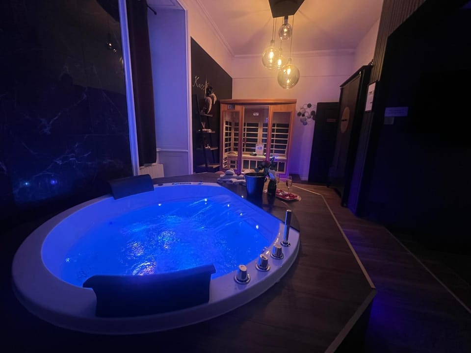 SUITE KASSIOPEE, romantisme, balnéo, sauna Apartment in Finistere