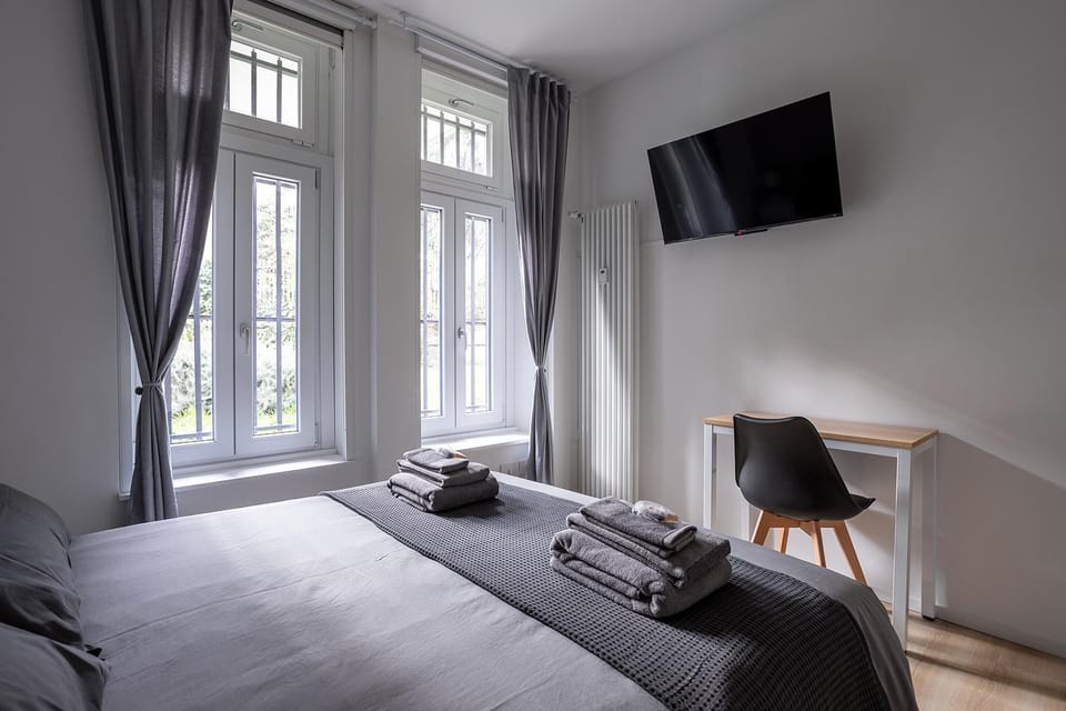 Bed, TV and multimedia, Photo of the whole room, Bedroom