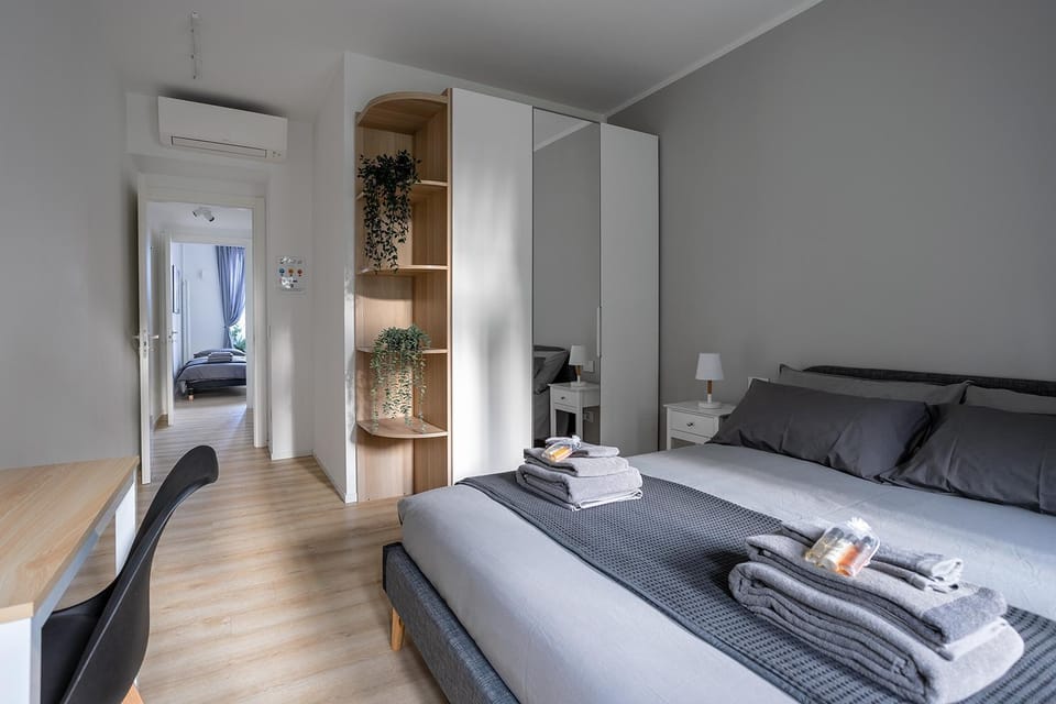Bed, Photo of the whole room, Bedroom, wardrobe, air conditioner, air conditioner