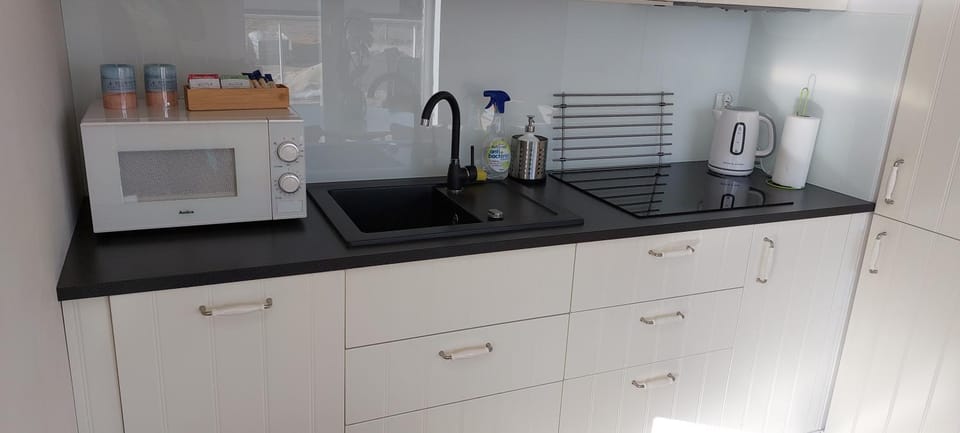Kitchen or kitchenette, minibar
