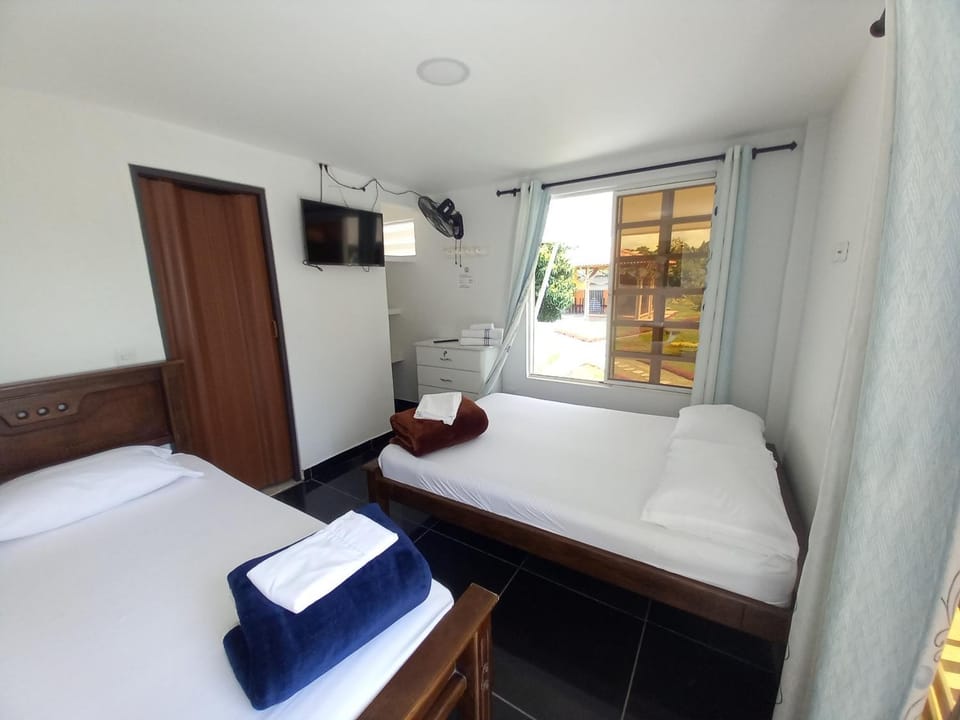 Bed, TV and multimedia, Photo of the whole room, Bedroom, towels