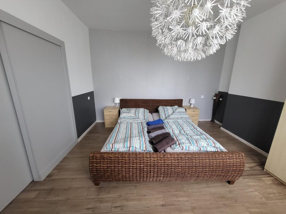 Bed, Photo of the whole room, Bedroom, towels