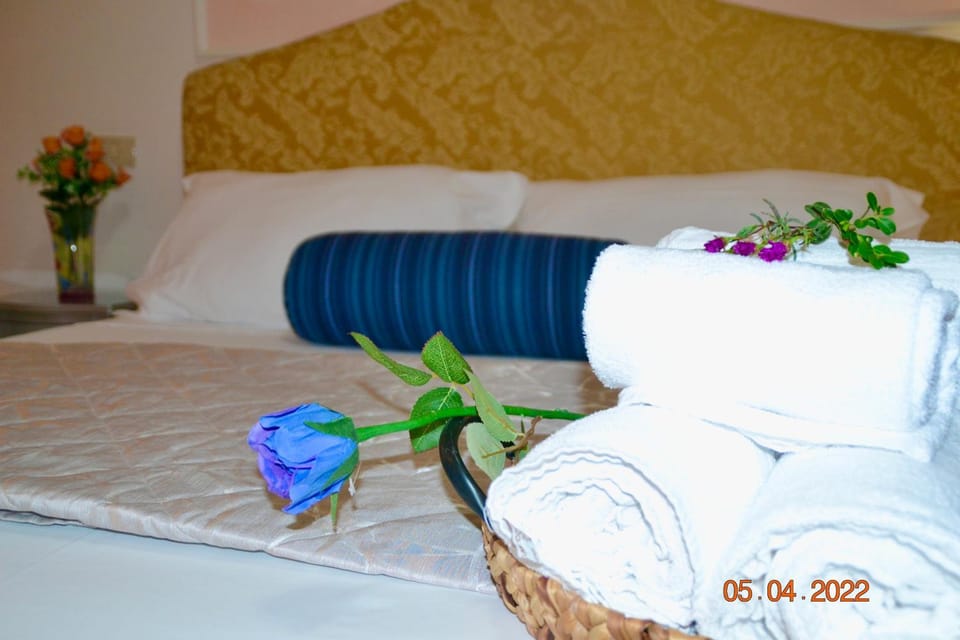 Bed, Bedroom, towels