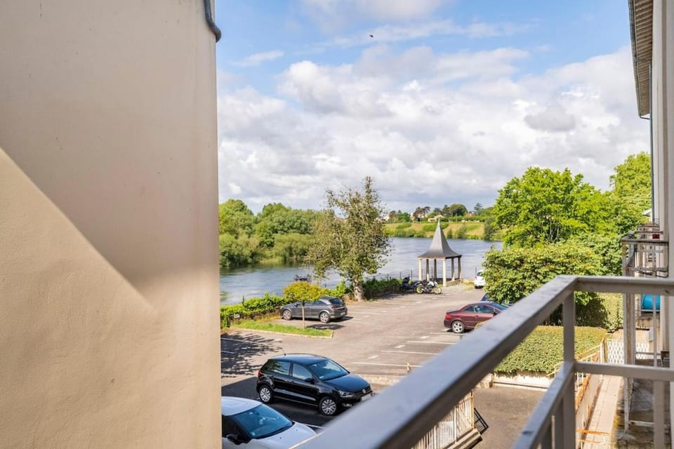 View (from property/room), Balcony/Terrace, River view, Parking