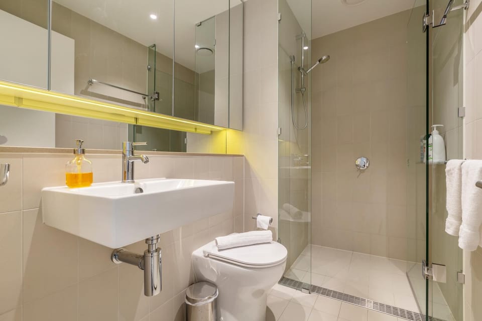 Shower, Toilet, Bathroom, towels