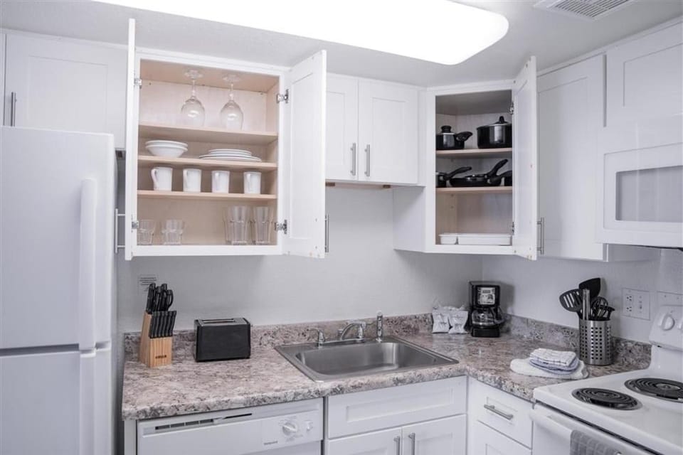 213 Fully Furnished 1BR Suite-Outdoor Pool Apartment in Tempe