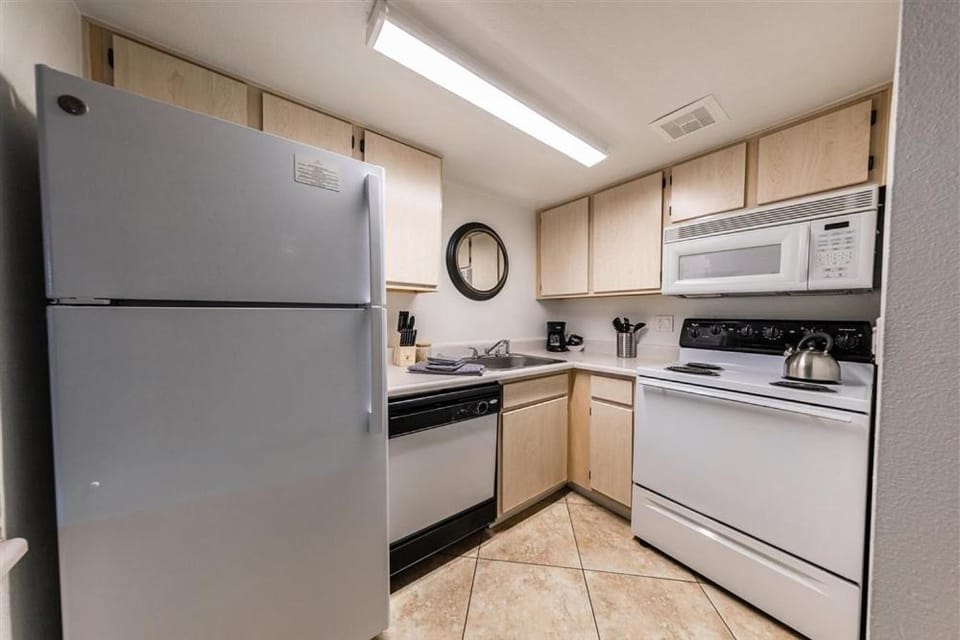 236 Fully Furnished 1BR Suite-Outdoor Pool Apartment in Tempe