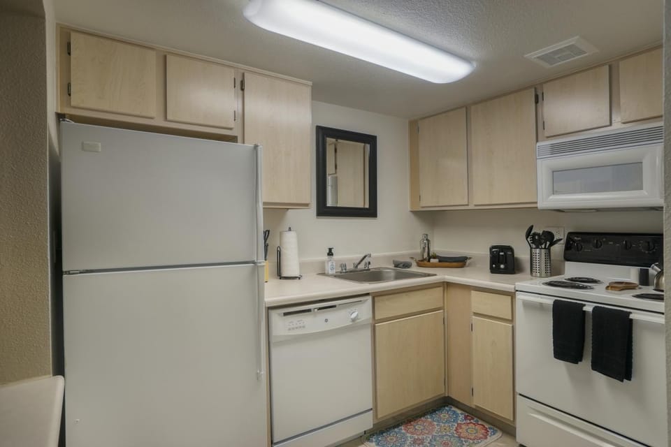 126 Fully Furnished 1BR Suite-Prime Location Apartment in Tempe