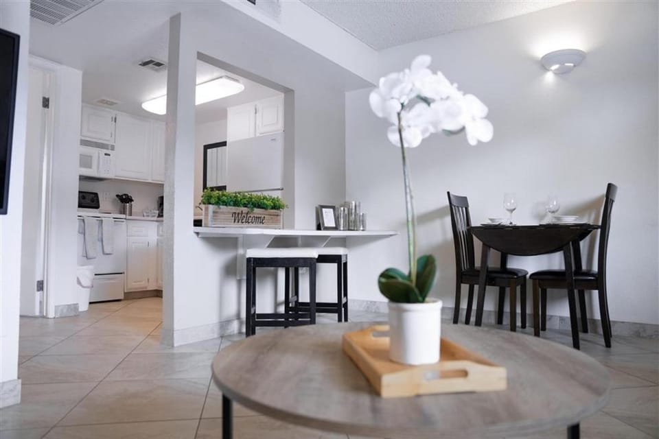 132 Fully Furnished, amenities galore Apartment in Tempe