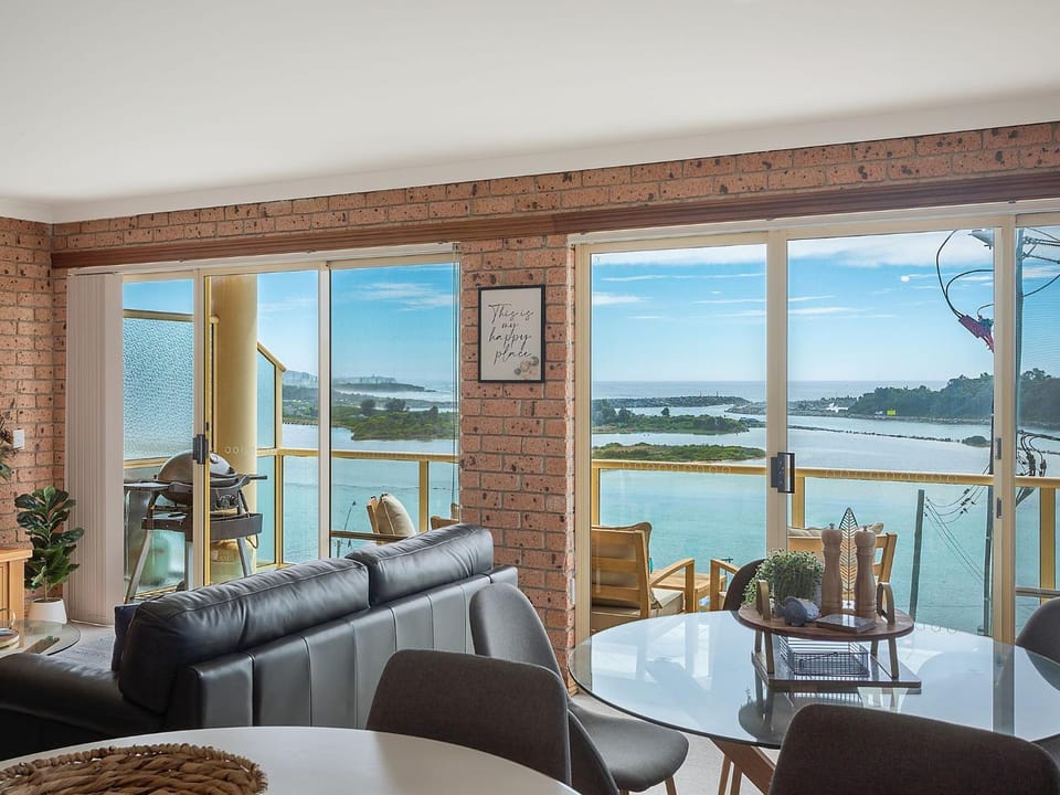 Grand Pacific 2 Unit 4 -Omaroo - First Floor Apartment in Narooma