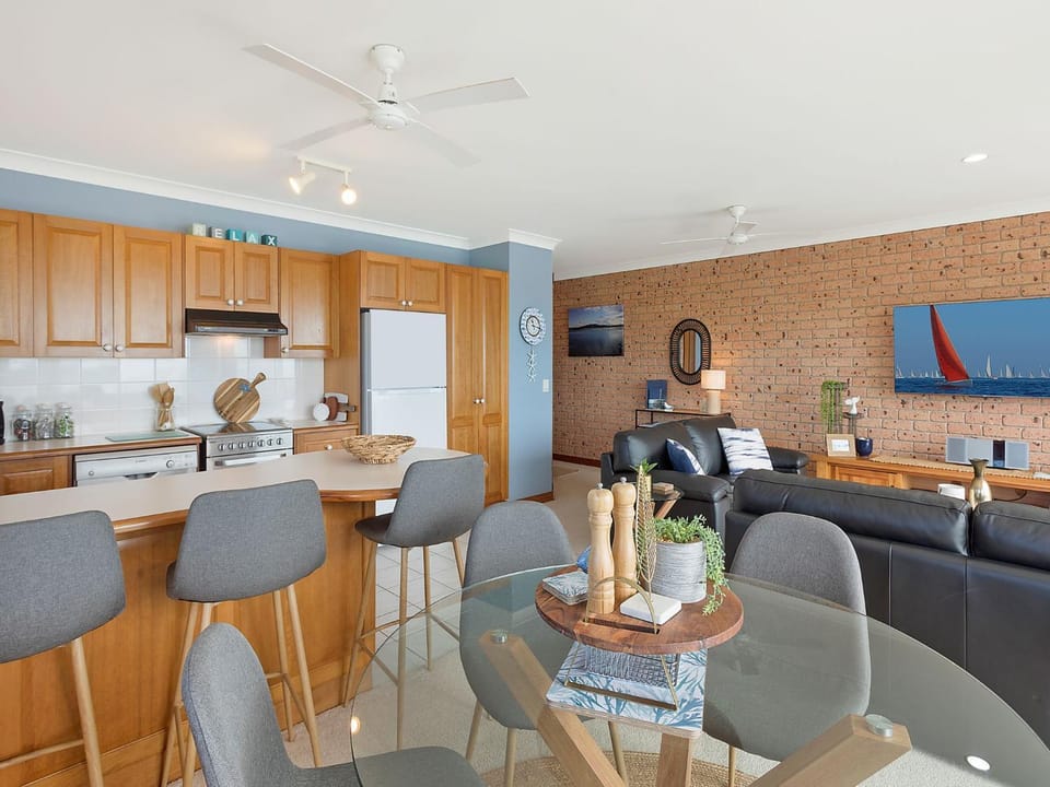 Grand Pacific 2 Unit 4 -Omaroo - First Floor Apartment in Narooma
