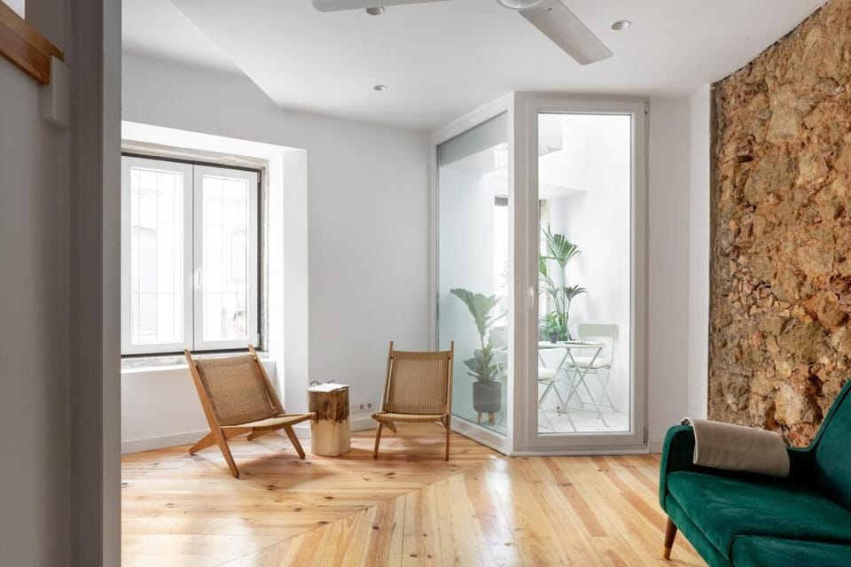 Spacious 6Bedroom House w/ Sunny Terrace in Lisbon Bed and Breakfast in Lisbon