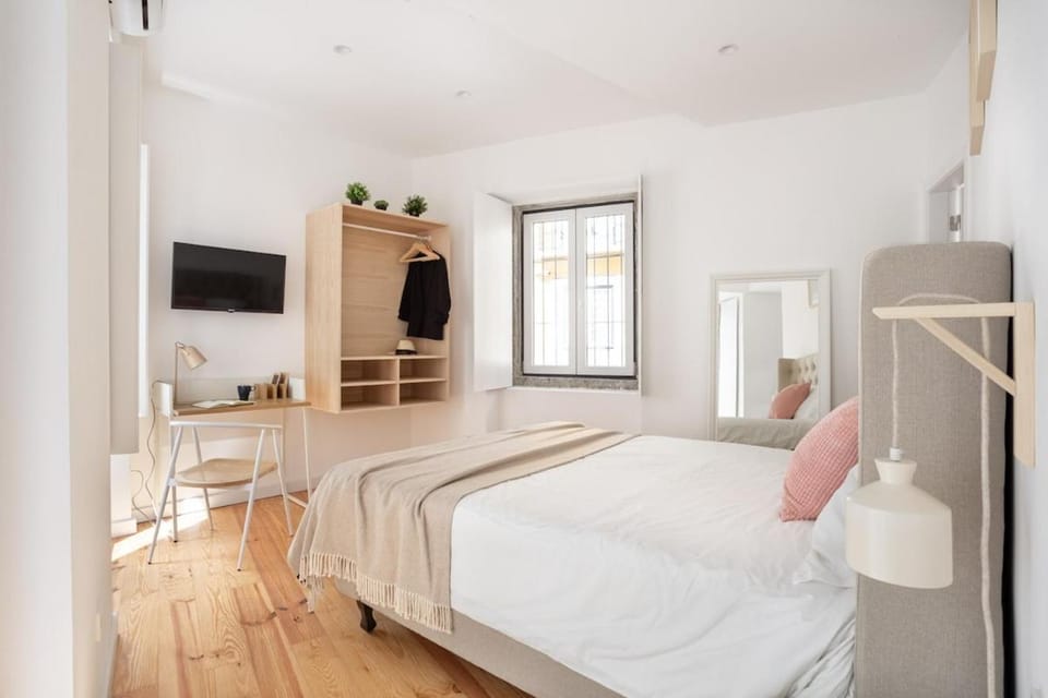 Spacious 6Bedroom House w/ Sunny Terrace in Lisbon Bed and Breakfast in Lisbon