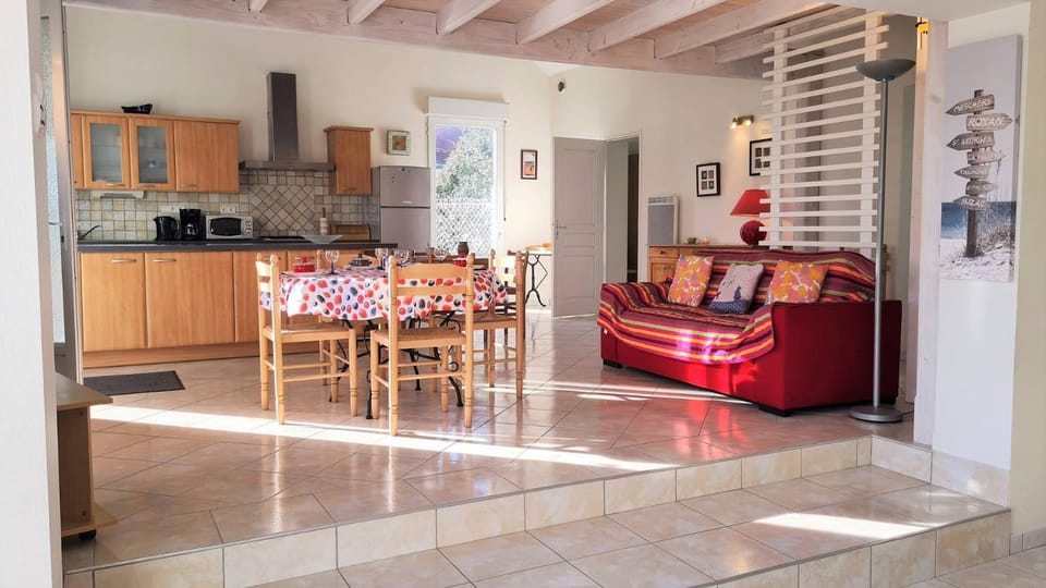 Kitchen or kitchenette, Seating area, Dining area, dishwasher, oven, pet friendly, stove