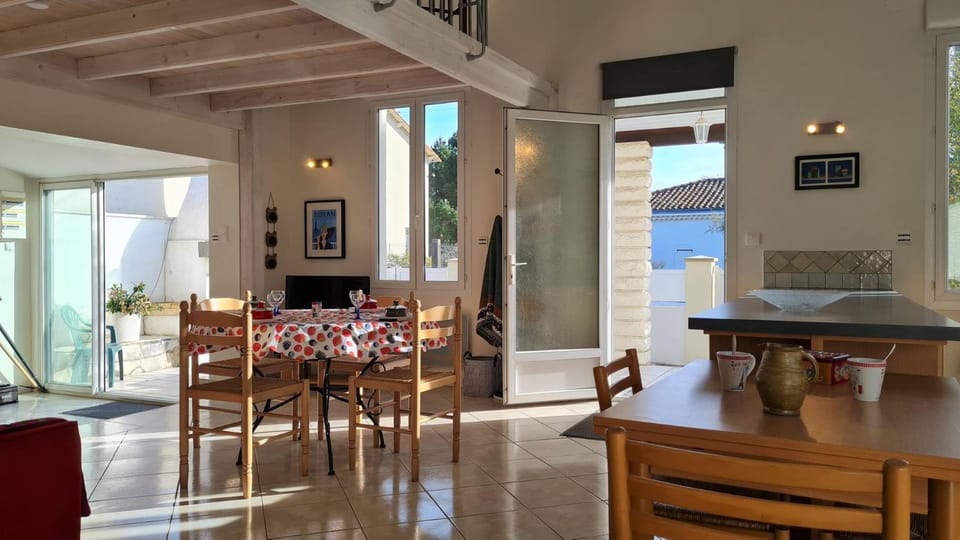 TV and multimedia, Kitchen or kitchenette, Seating area, Dining area