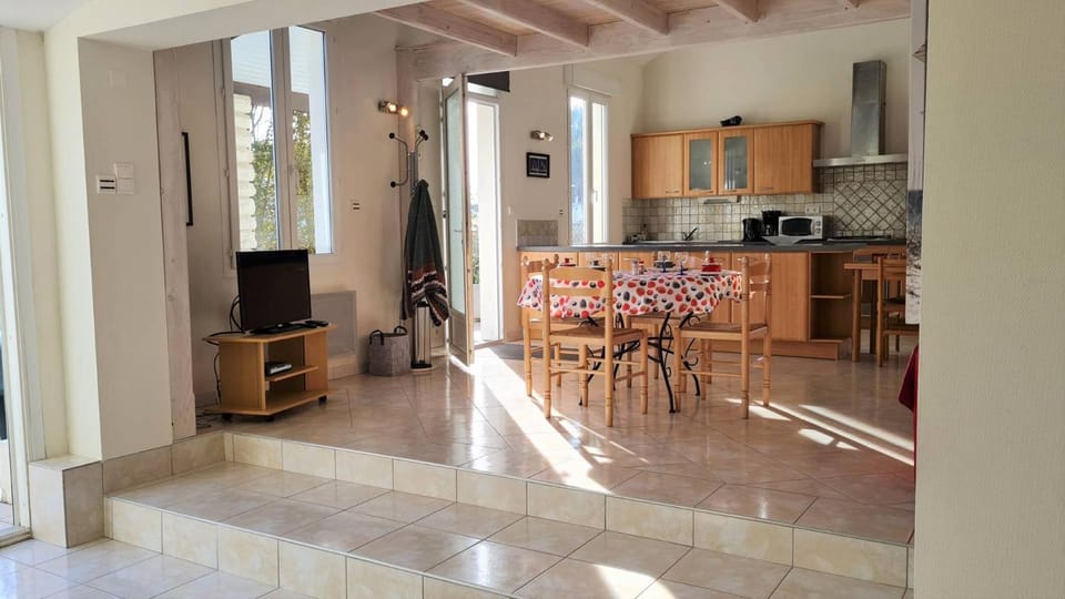 Kitchen or kitchenette, Seating area, Dining area, minibar, pet friendly, stove