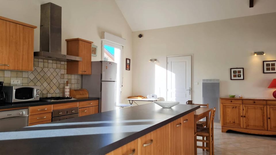 Kitchen or kitchenette, Dining area, dishwasher, minibar, oven, pet friendly, stove
