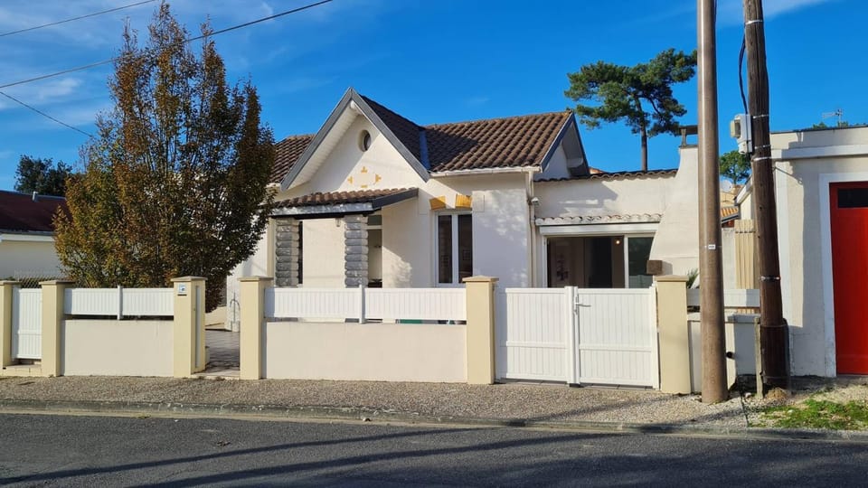 Property building, Day, Neighbourhood