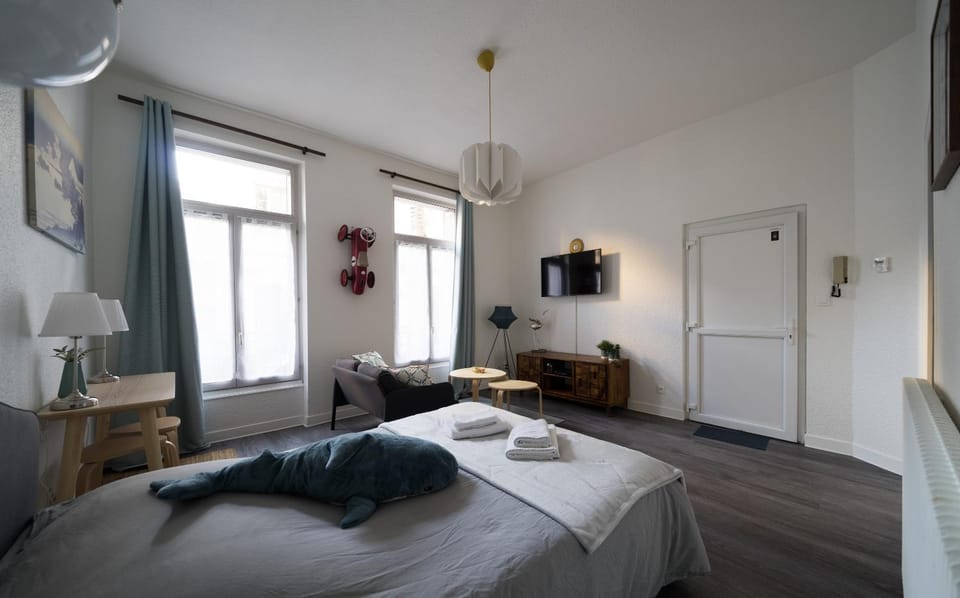 Bed, TV and multimedia, Photo of the whole room, Bedroom, towels