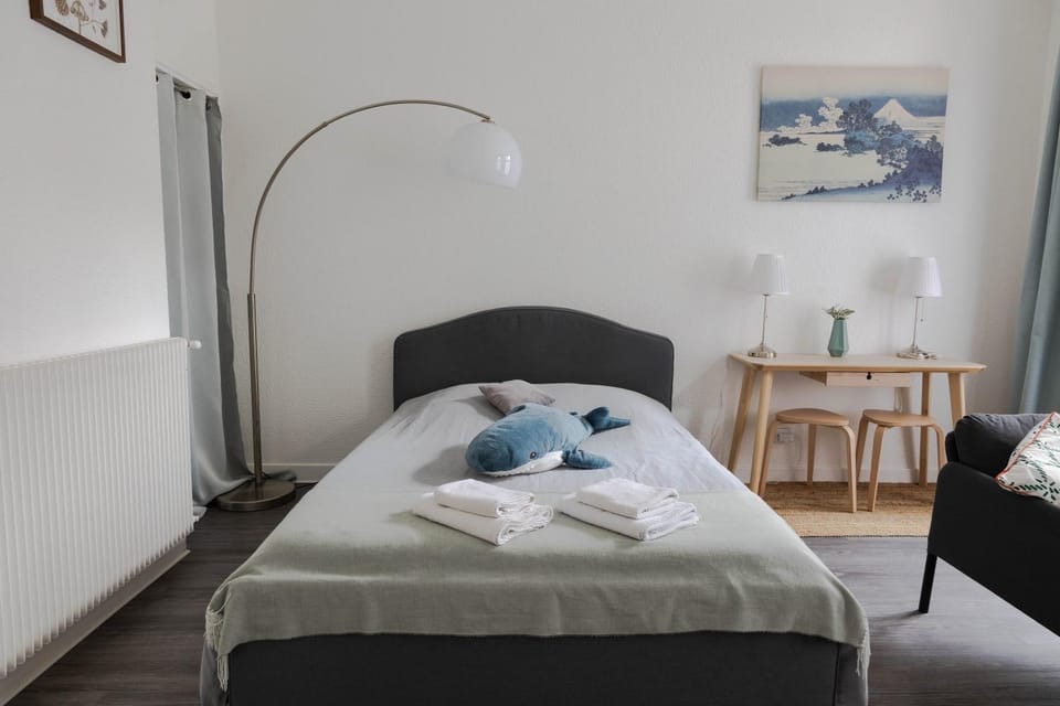 Bed, Living room, Photo of the whole room, Seating area, Bedroom, towels