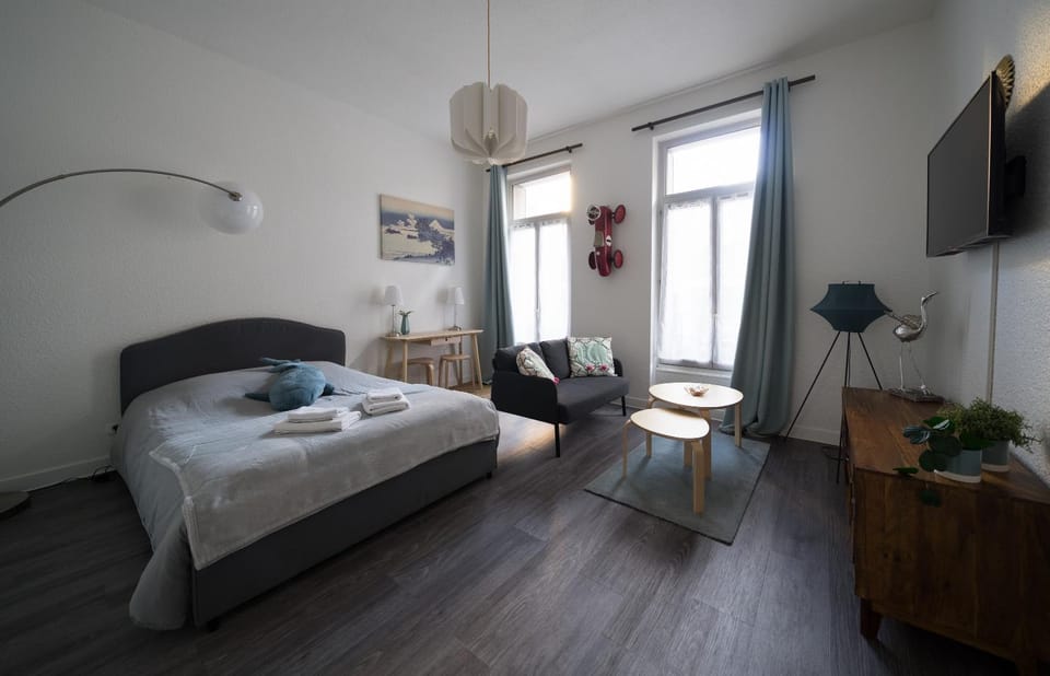 Bed, TV and multimedia, Living room, Photo of the whole room, Seating area, Bedroom, towels