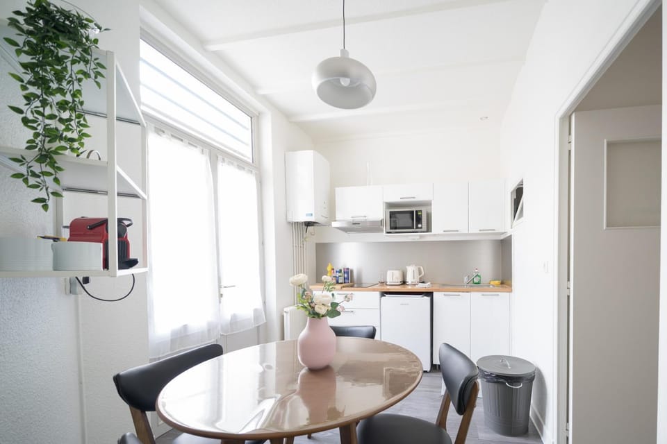 Coffee/tea facilities, Kitchen or kitchenette, Dining area, stove, toaster, kitchen